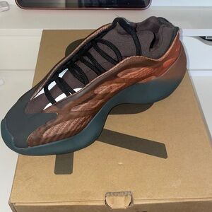 Adidas Yeezy 700 V3 Box with Accessories